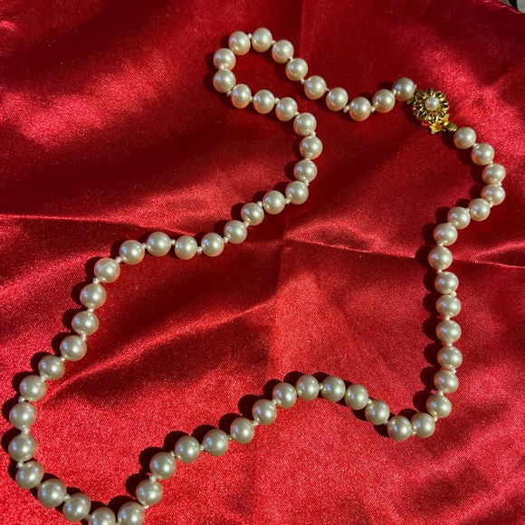 String of faux pearls classic style - Picture 1 of 15